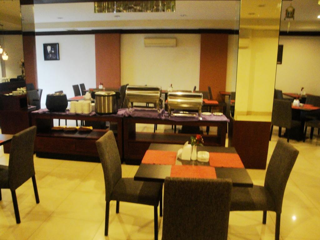 Imperial Hotel Kendari Екстериор снимка