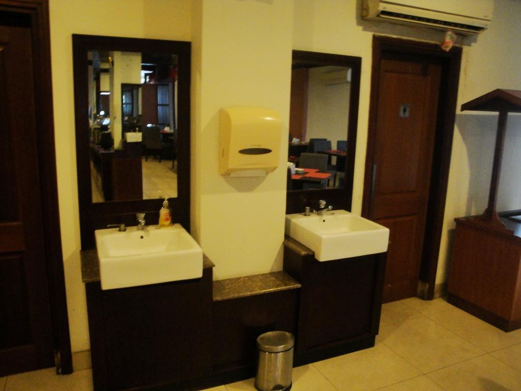 Imperial Hotel Kendari Екстериор снимка