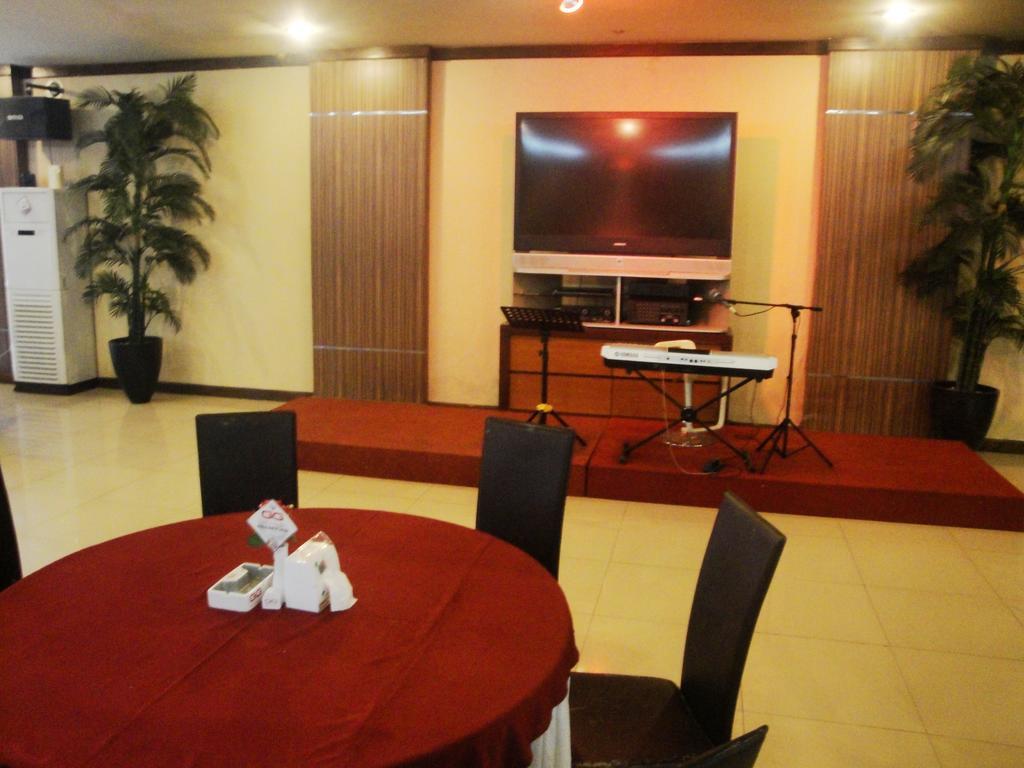 Imperial Hotel Kendari Екстериор снимка
