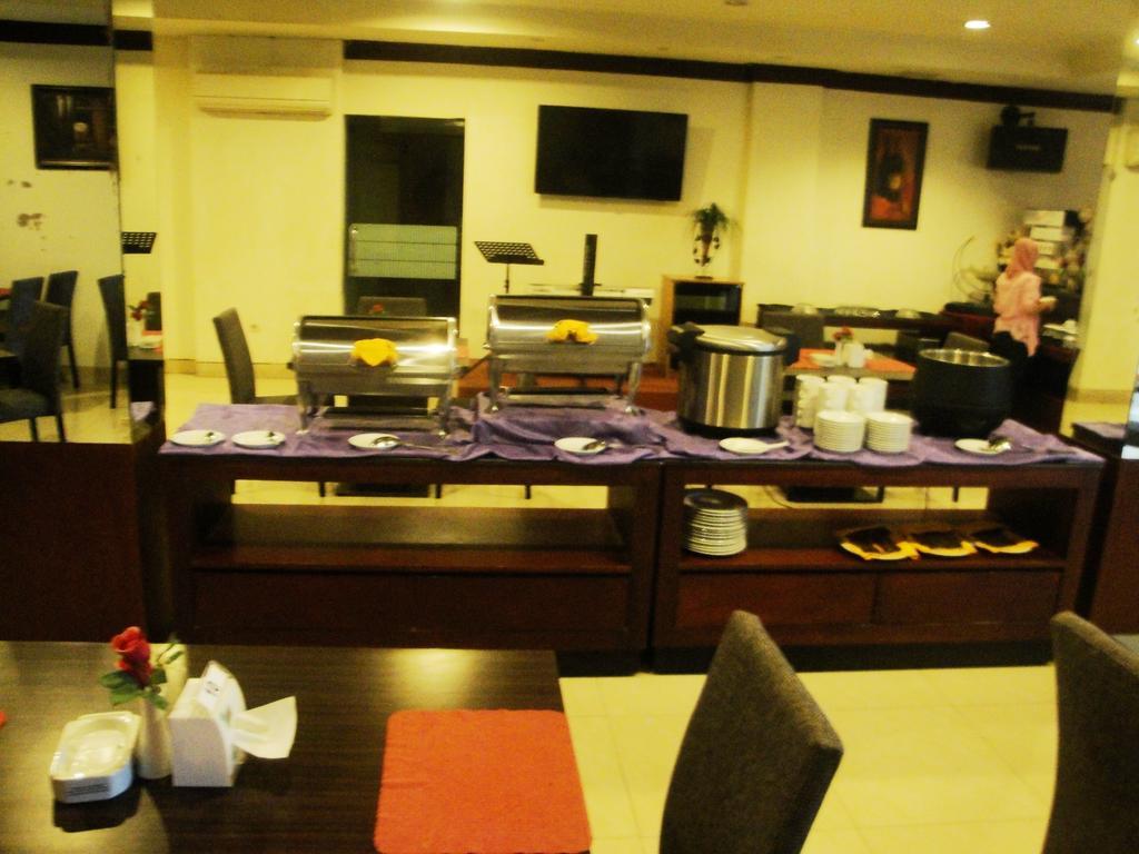 Imperial Hotel Kendari Екстериор снимка