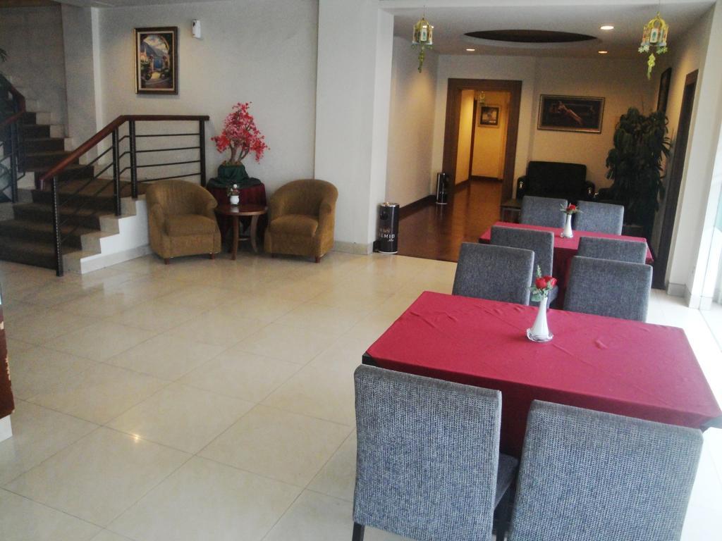 Imperial Hotel Kendari Екстериор снимка