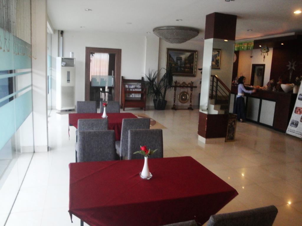 Imperial Hotel Kendari Екстериор снимка
