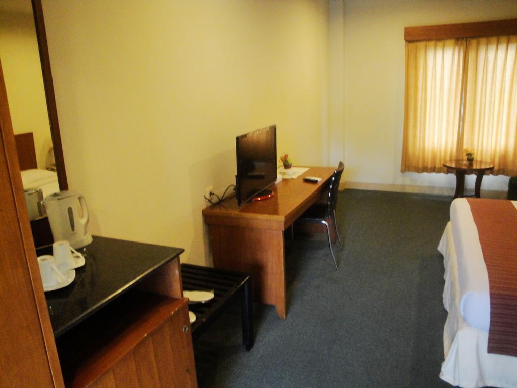 Imperial Hotel Kendari Стая снимка