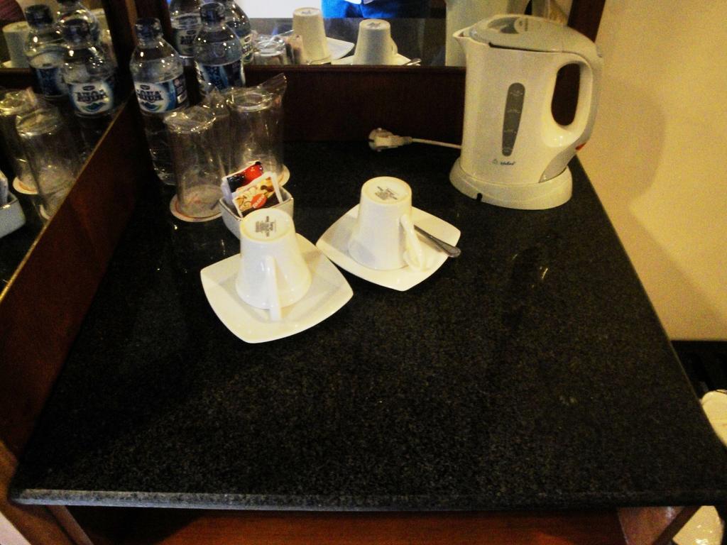 Imperial Hotel Kendari Стая снимка