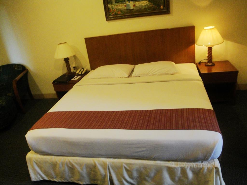 Imperial Hotel Kendari Стая снимка