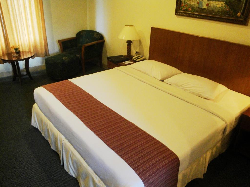 Imperial Hotel Kendari Стая снимка