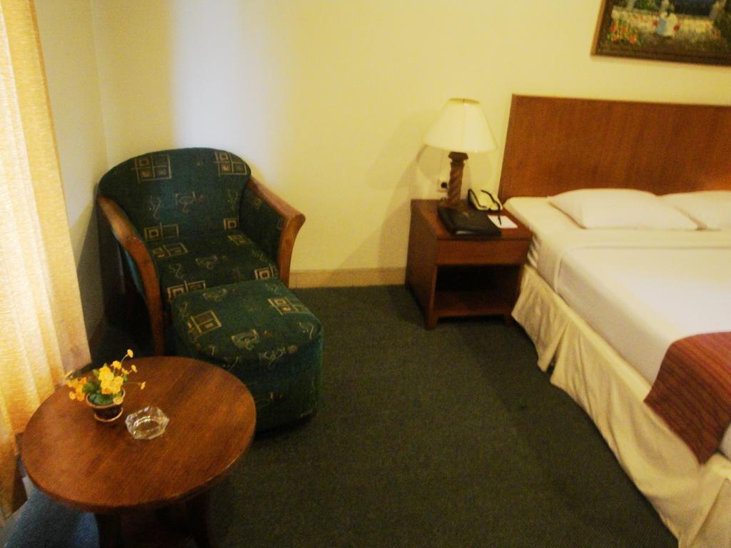 Imperial Hotel Kendari Стая снимка
