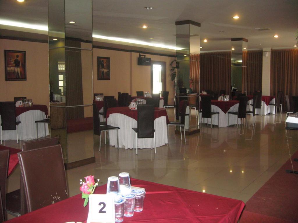 Imperial Hotel Kendari Екстериор снимка