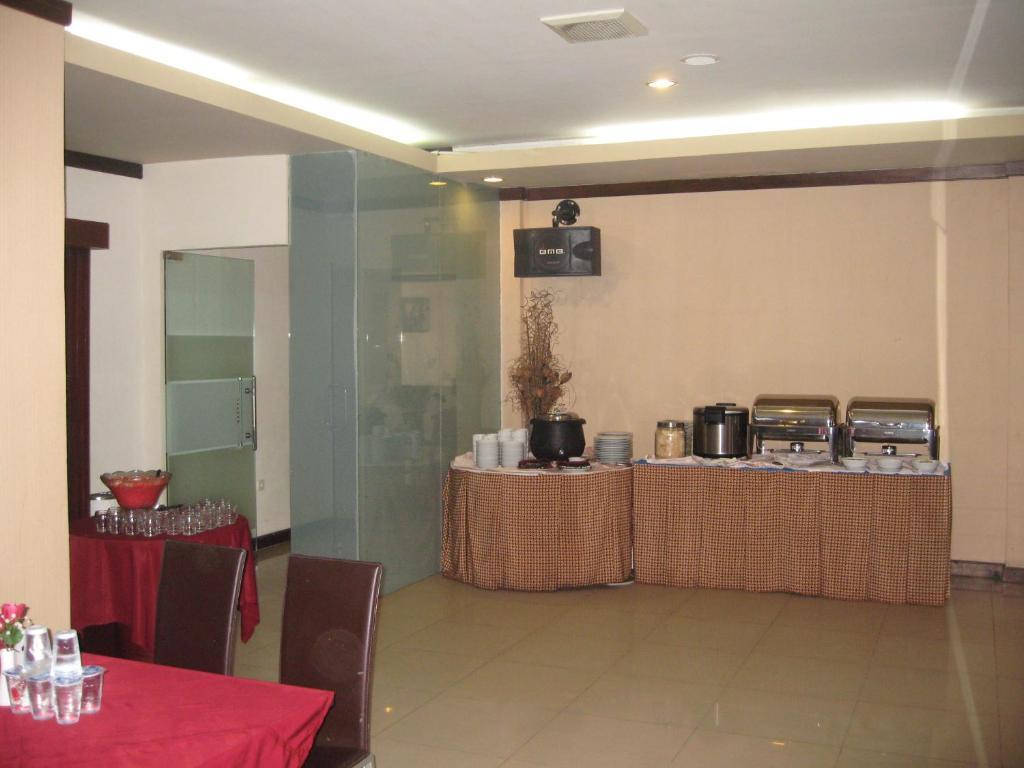 Imperial Hotel Kendari Екстериор снимка